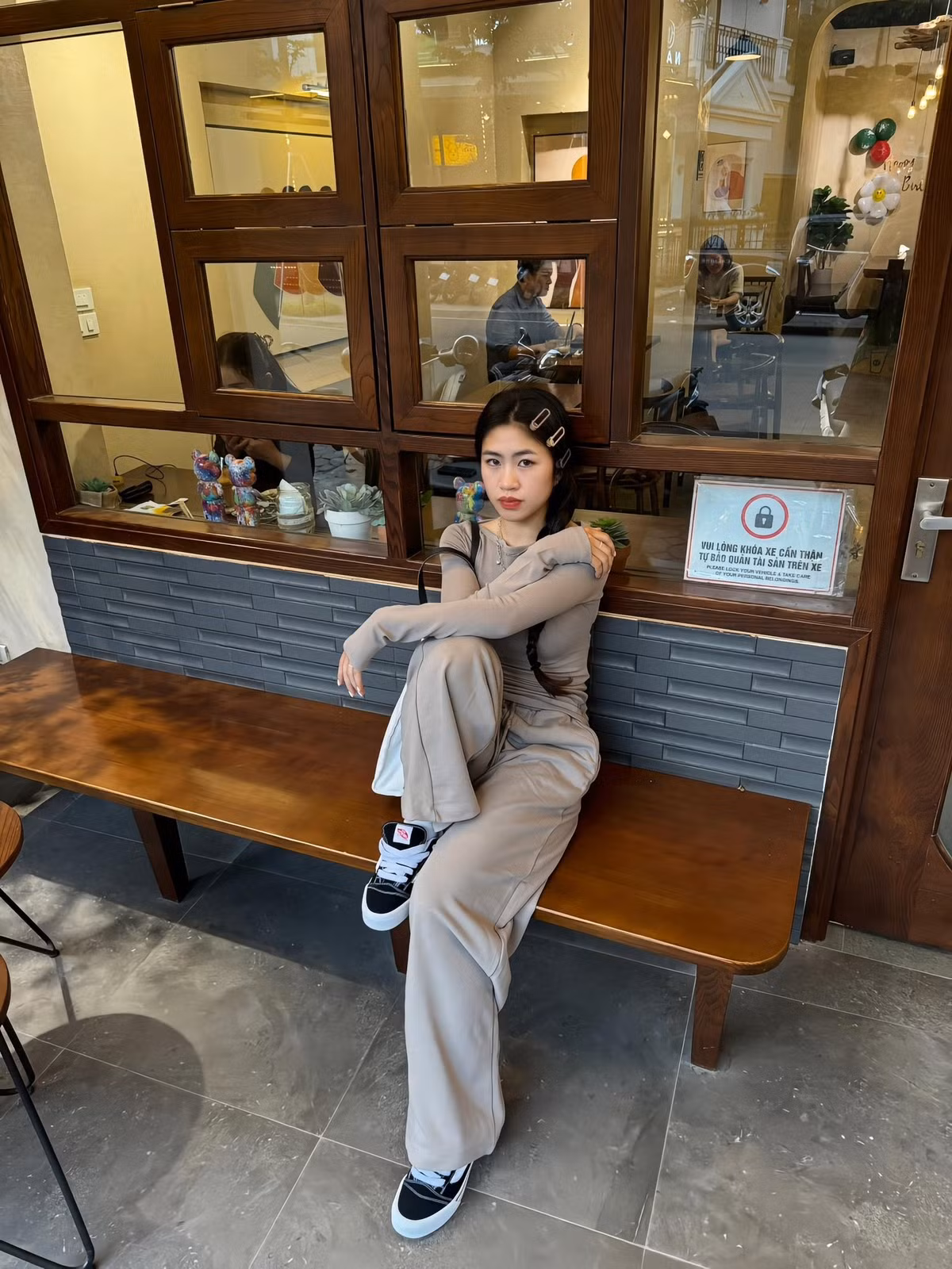 Bộ trang phục không cầu kỳ nhưng lại tôn trọn vóc dáng cân đối, săn chắc và đôi chân dài đáng ngưỡng mộ của nữ cầu thủ.