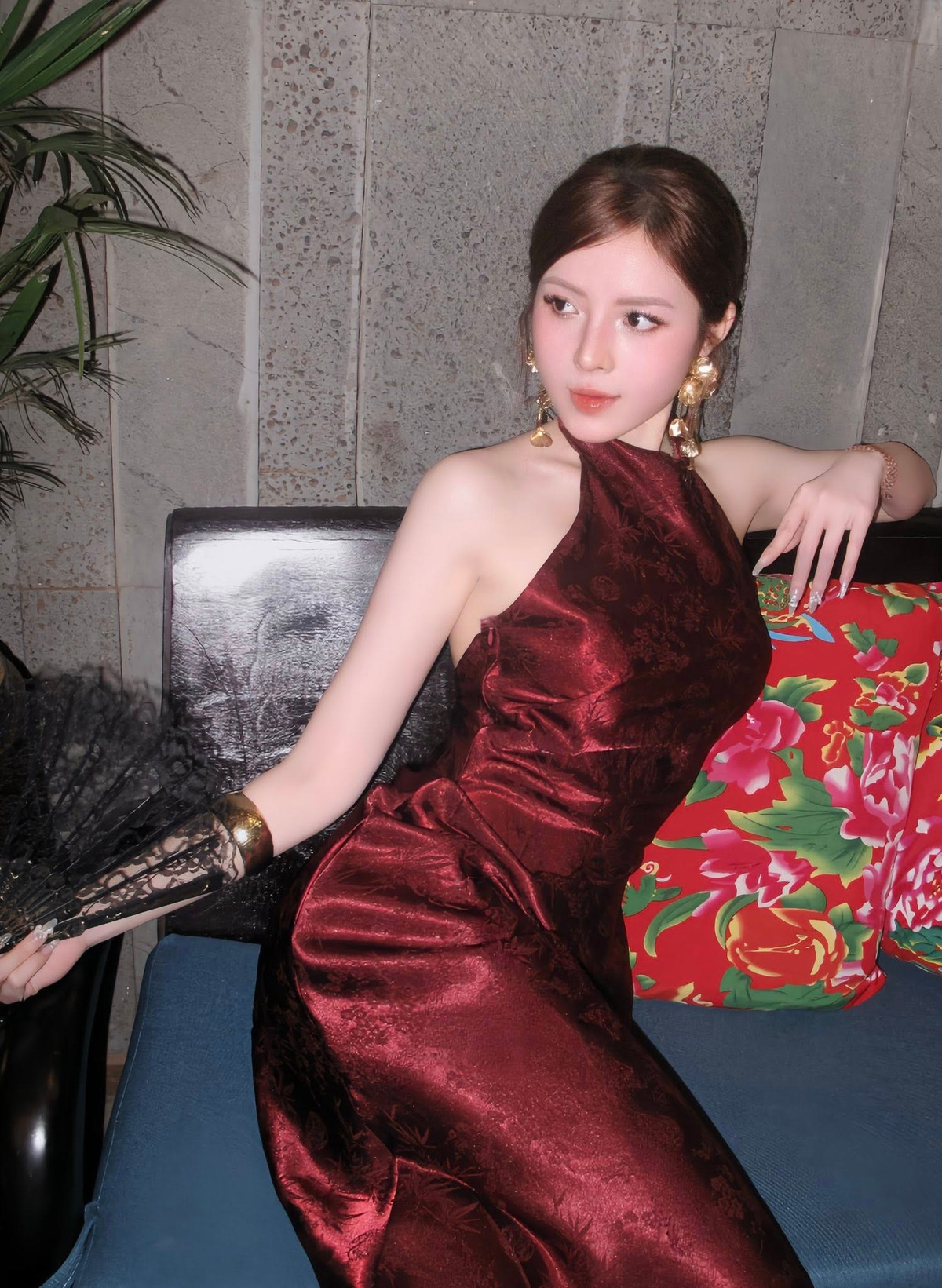 Trong những khung hình cận cảnh, Phan Quế Chi gây ấn tượng bởi gương mặt hài hòa với đôi mắt to tròn, sống mũi cao thanh thoát và làn da hồng hào, căng bóng.