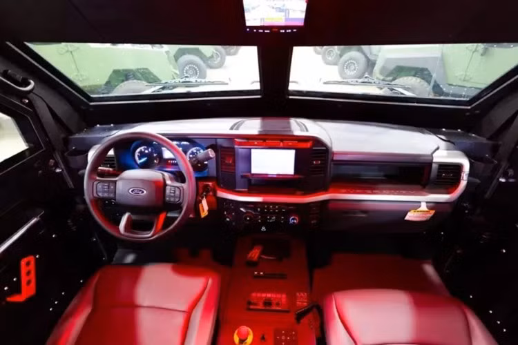 Khoang lái của xe vẫn sở hữu bố cục như Ford F-550 nguyên bản, nhưng đã được tinh chỉnh để phù hợp với nhiệm vụ của lực lượng thực thi pháp luật. Khoang chở quân có sức chứa tối đa 10 binh sĩ cùng 2 thành viên kíp lái.