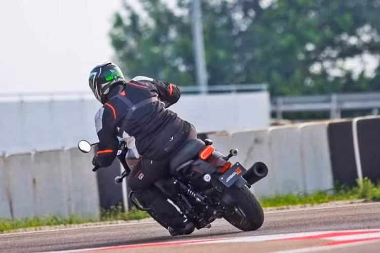 Ngoài ra, khi sở hữu mẫu xe X440T mới này, người dùng có thể nâng cấp bằng việc lựa chọn lốp xe thay thế MRF thay cho CEAT, vành mâm trước mở rộng thành 18 inch, bánh sau 17 inch cho vẻ ngoài lịch lãm và cuốn hút hơn.