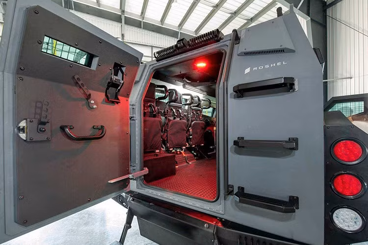 Nhờ kinh nghiệm lâu năm trong lĩnh vực chế tạo xe bọc thép, Roshel hiện là một trong số ít đơn vị có thể đáp ứng đầy đủ tiêu chuẩn kỹ thuật khắt khe mà ICE đưa ra, đồng thời đảm bảo tiến độ bàn giao chỉ trong 30 ngày sau khi ký hợp đồng.