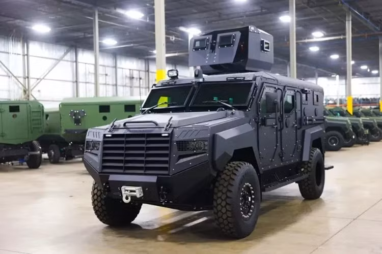 Roshel Senator là mẫu xe bọc thép chống đạn cấp B7, đáp ứng mọi địa hình tác chiến. Đây là mẫu phương tiện chuyên dụng được lực lượng ICE sử dụng rộng rãi trong các hoạt động truy bắt và vận chuyển lực lượng trên địa hình phức tạp.