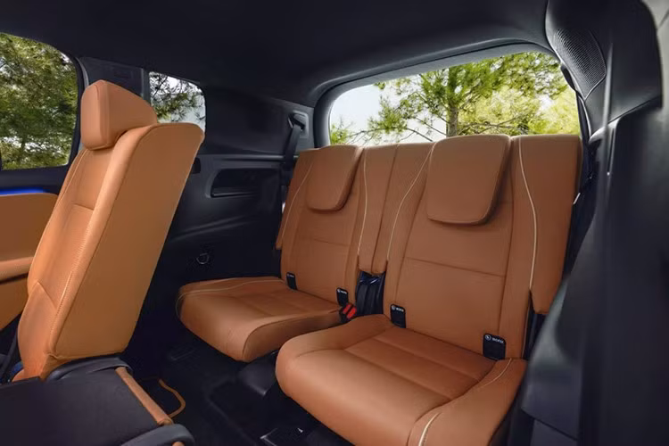 Về thiết kế ngoại thất, GLB mới chia sẻ ngôn ngữ thiết kế với các mẫu CLA và GLC mới ra mắt gần đây, nổi bật với mặt ca-lăng lớn, cụm đèn pha Full-LED tích hợp dải đèn định vị hình ngôi sao và dải đèn nối dài theo chiều ngang.