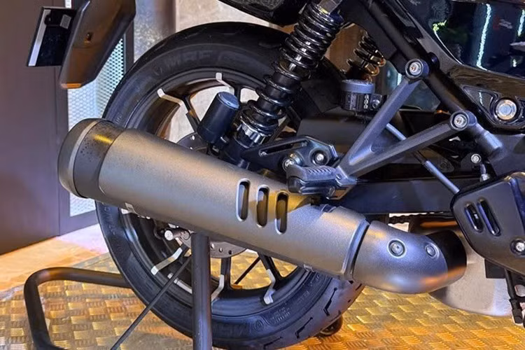 Về động cơ, X440T vẫn sử dụng động cơ 440cc xy-lanh đơn, làm mát bằng không khí kết hợp dầu, cho công suất khoảng 27 mã lực và mô-men xoắn 38 Nm, đi kèm hộp số 6 cấp.