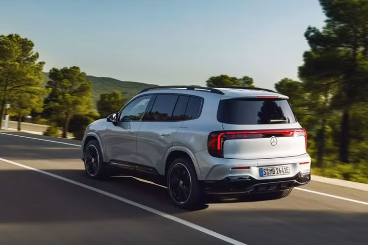 Trong khi đó, phiên bản GLB 350 4Matic được trang bị thêm mô-tơ điện phía trước, hình thành hệ dẫn động 4 bánh toàn thời gian với tổng công suất 349 mã lực và mô-men xoắn 515 Nm. Xe có thể tăng tốc từ 0–100 km/h chỉ trong 5,5 giây, với phạm vi di chuyển khoảng 615 km.