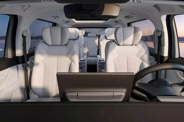 Không có gì bất ngờ khi Geely Galaxy V900 sở hữu kích thước lớn với chiều dài x rộng x cao lần lượt 5.360 x 1.998 x 1.940 mm và chiều dài cơ sở 3.200 mm. Bên trong mẫu MPV này là cấu hình nội thất 6 chỗ hoặc 8 chỗ.