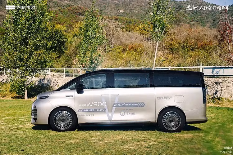 Tuy nhiên, khác với đối thủ, Geely Galaxy V900 lại sử dụng hệ truyền động mở rộng phạm vi (EREV) thay vì chạy hoàn toàn bằng điện. Mẫu xe MPV này vốn được giới thiệu lần đầu vào giữa năm 2024 với tên gọi L380 và thương hiệu LEVC (London EV Company) vốn thuộc sở hữu của tập đoàn Geely.