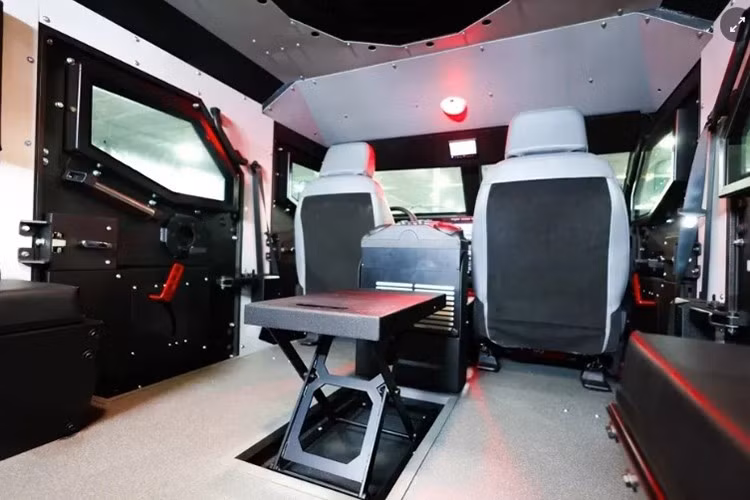 Xe được trang bị hệ thống kính chống đạn bố trí xung quanh, hỗ trợ quan sát tốt hơn, đồng thời tích hợp các khe bắn phục vụ tác chiến từ bên trong. Phía sau còn có bệ đứng hỗ trợ quan sát từ tháp súng hoặc lắp đặt trang bị chống thiết bị bay không người lái (drone).