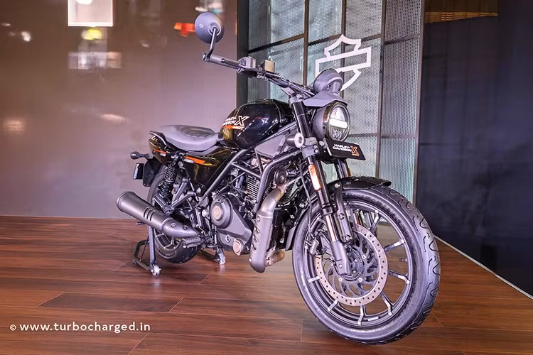 Hướng tới một mẫu xe cổ điển nhưng mang đậm phong cách naked-bie hơn, X440T được trang bị hệ thống chiếu sáng xi nhan, đèn pha khác biệt hơn so với những "người anh em" nhà Harley-Davidson. Cụ thể, xe có đèn chiếu sáng LED chạy ngang có thể sử dụng như đèn demi ban ngày.