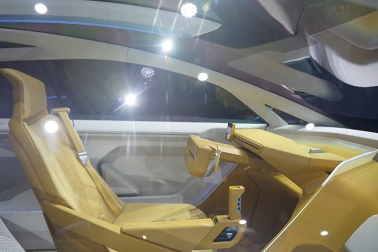 Ngoài các yếu tố công nghệ, Kia cũng đặt trọng tâm vào sự thư giãn và tiện nghi trong Vision Meta Turismo. Hãng mô tả cabin xe giống như một “salon di động”, nơi hành khách có thể tận hưởng không gian thoải mái, yên tĩnh, đồng thời tương tác với các trải nghiệm số được cá nhân hóa.