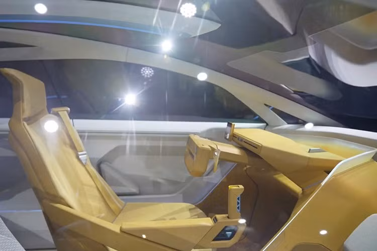 Ngoài các yếu tố công nghệ, Kia cũng đặt trọng tâm vào sự thư giãn và tiện nghi trong Vision Meta Turismo. Hãng mô tả cabin xe giống như một “salon di động”, nơi hành khách có thể tận hưởng không gian thoải mái, yên tĩnh, đồng thời tương tác với các trải nghiệm số được cá nhân hóa.