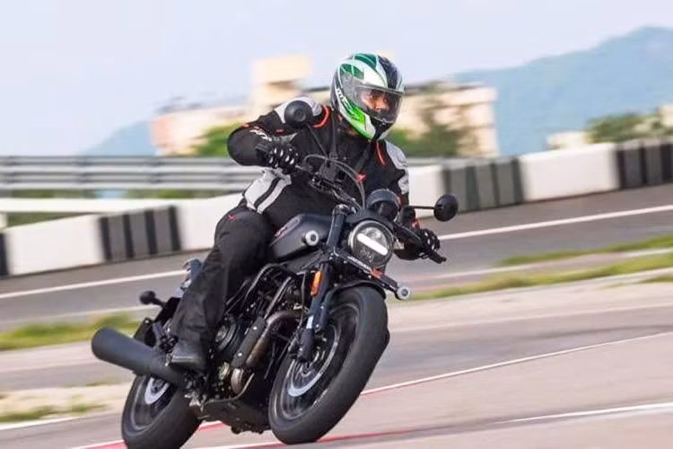 Harley-Davidson X440T 2026 sẽ được bán tại thị trường Ấn Độ với 4 màu lựa chọn: đỏ, đen, xanh và trắng. Mức giá khởi điểm là 279.000 rupee (tương đương khoảng 81,6 triệu đồng). Hiện chưa có thông tin nào về mẫu xe này sẽ bán tại Việt Nam.