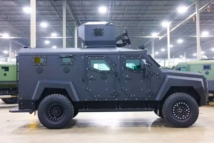 Roshel Senator được phát triển dựa trên nền tảng của mẫu siêu bán tải Ford F-550, đáp ứng các tiêu chí của đạo luật “Buy American”, dù nhà sản xuất Roshel đặt trụ sở tại Ontario (Canada). Xe có thể đảm nhiệm vai trò xe bọc thép chở quân (APC) hoặc xe chiến đấu bộ binh (IMV).