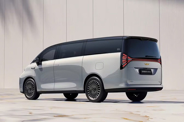 Geely Galaxy V900 sử dụng động cơ xăng 4 xi-lanh, tăng áp, dung tích 1.5L, nhưng chỉ đóng vai trò làm máy phát điện. Tại thị trường Trung Quốc, người mua có thể chọn pin 43,3 kWh hoặc 50 kWh.