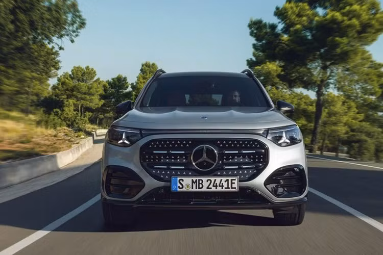 Trong khi Mercedes-Benz GLB 350 4Matic EQ Technology bắt đầu từ 62.178 euro (tương đương 72.400 USD). Mức giá cho các thị trường khác hiện chưa được công bố chính thức.