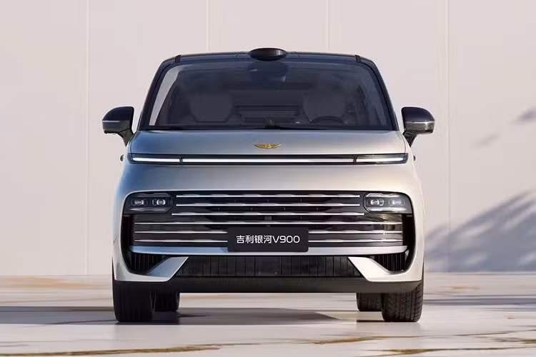 Phạm vi vận hành thuần điện của mẫu xe MPV này nằm trong khoảng 165 - 202km theo tiêu chuẩn CLTC. Mức tiêu thụ nhiên liệu của V900 khi pin cạn là 7 - 7,2 lít/100km.