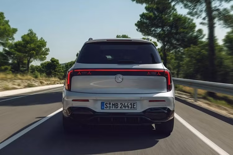 Tại thị trường Đức, mẫu xe SUV Mercedes-Benz GLB 2026 phiên bản 250+ EQ Technology có giá khởi điểm từ 59.048 euro (tương đương 68.700 USD).