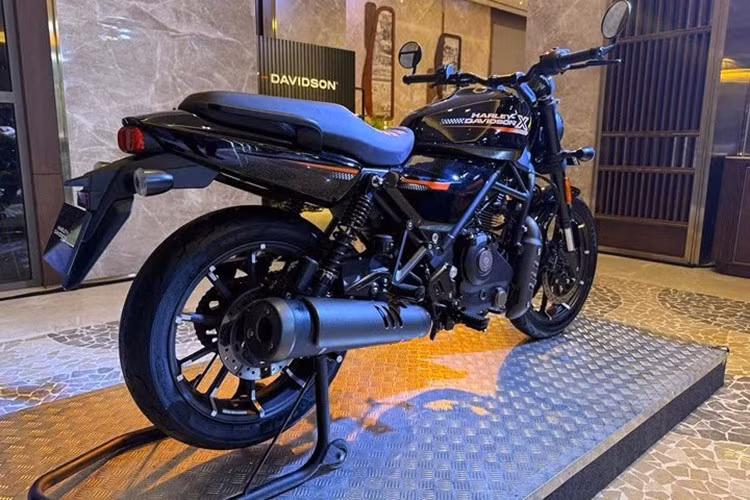 Harley-Davidson X440T còn được trang bị bánh hợp kim trước và sau, mang đến vẻ hiện đại hơn so với phiên bản nan hoa của X440 Denim. Gương bar-end cũng giúp tổng thể xe trở nên sang trọng và phong cách, gợi cảm giác như một chiếc custom-bike.