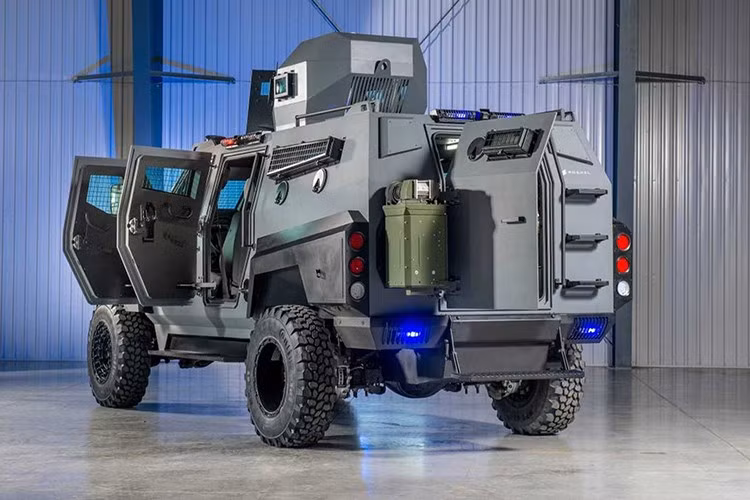 Mẫu xe SUV bọc thép chống đạn Roshel Senator này sở hữu kích thước 5,6 x 2,4 x 2,75 m, khoảng sáng gầm lên đến 400 mm nhờ bộ mâm 20 inch, cho phép di chuyển linh hoạt trong nhiều tình huống tác chiến.