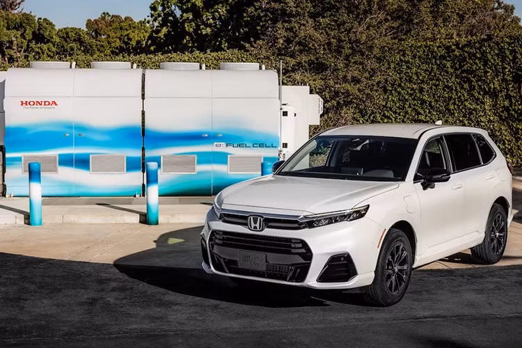 Đáng chú ý, Honda cũng đang phân phối số lượng giới hạn phiên bản CR-V e:FCEV – mẫu xe sử dụng công nghệ pin nhiên liệu hydro kết hợp khả năng sạc điện (plug-in hybrid), với giá bán từ 8.094.900 yên, tương đương (khoảng 52.300 USD).