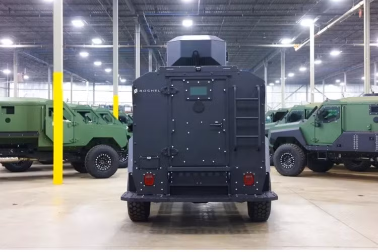 Không chỉ phục vụ tại Mỹ, Roshel Senator còn được nhiều lực lượng an ninh và quân đội trên thế giới như Hàn Quốc, Brazil, Moldova, Bosnia &amp; Herzegovina… sử dụng. Mức giá xe Roshel Senator bọc thép chống đạn khoảng hơn 9,4 tỷ đồng.