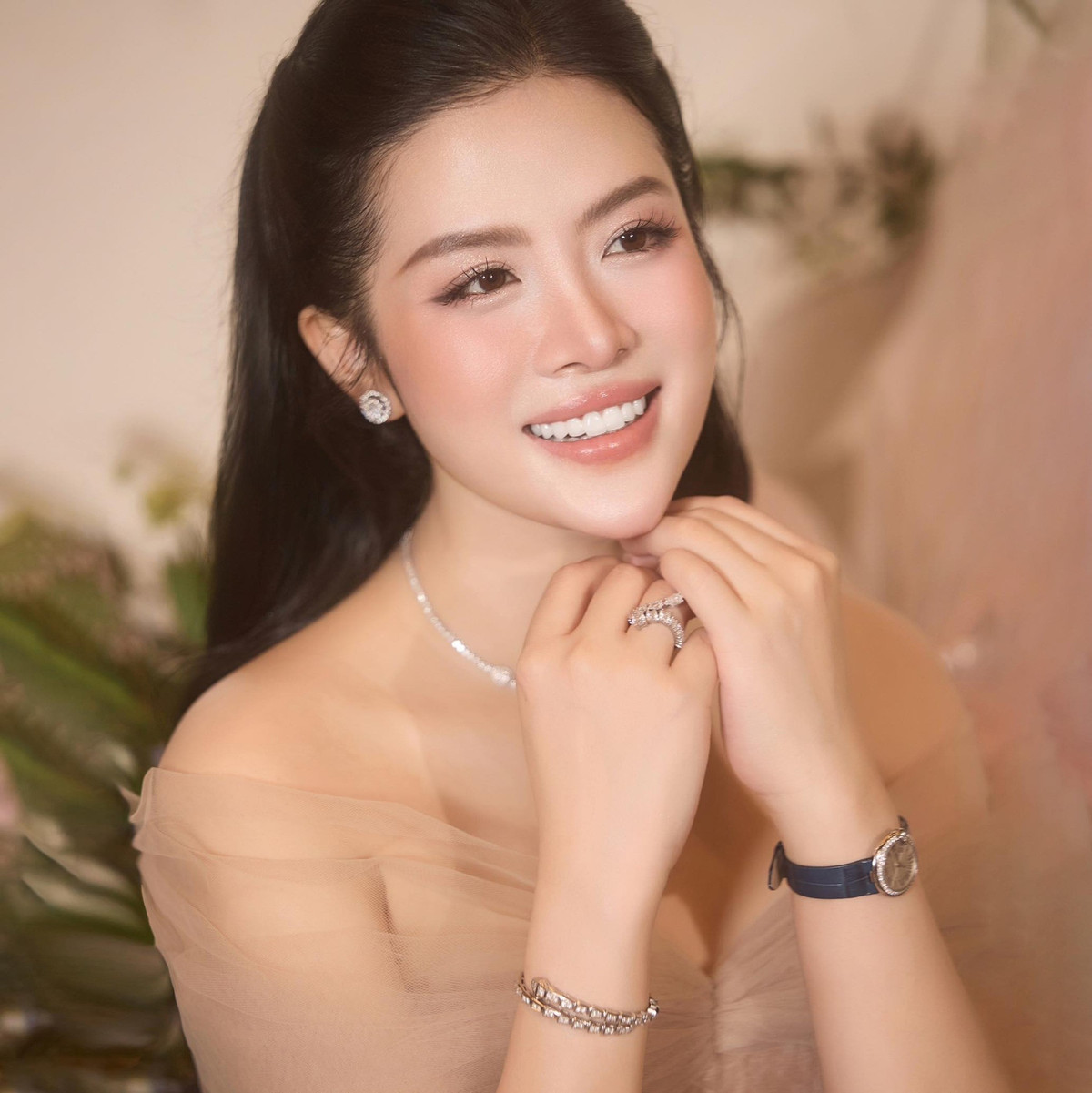 Đáng chú ý, Hải Vân sở hữu khối tài sản đáng mơ ước ở tuổi còn rất trẻ: hai căn hộ chung cư cao cấp tại Hà Nội, xế hộp riêng, cùng bộ tủ đồ hiệu trị giá lớn. Cô luôn biết cách quản lý tài chính thông minh, phân chia các khoản chi tiêu hợp lý – điều mà nhiều người trẻ xem như hình mẫu để học hỏi.