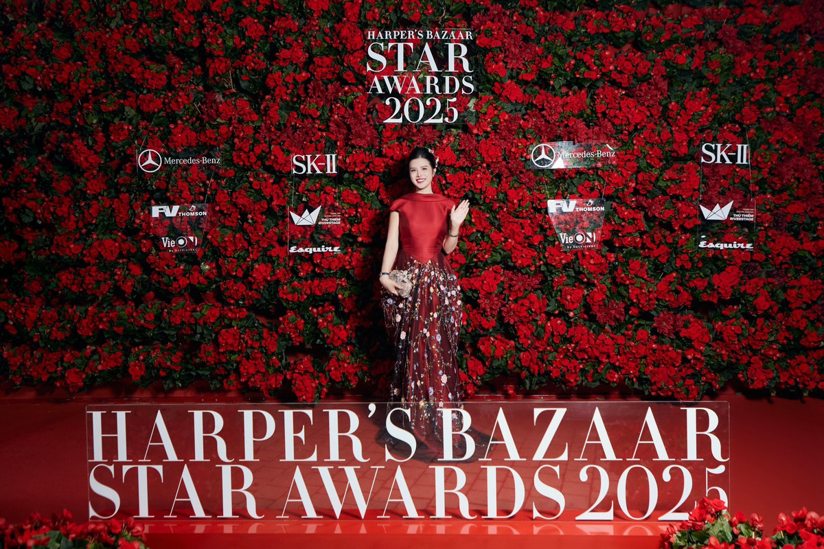 Trái ngược với vẻ nghiêm túc khi lên sóng, BTV Hải Vân ngoài đời sở hữu phong cách thời trang biến hóa đa dạng: lúc năng động trẻ trung, khi thanh lịch, lúc lại vô cùng quý phái. Cô được biết đến là tín đồ hàng hiệu, sở hữu bộ sưu tập túi xách và phụ kiện xa xỉ khiến nhiều người ngưỡng mộ.