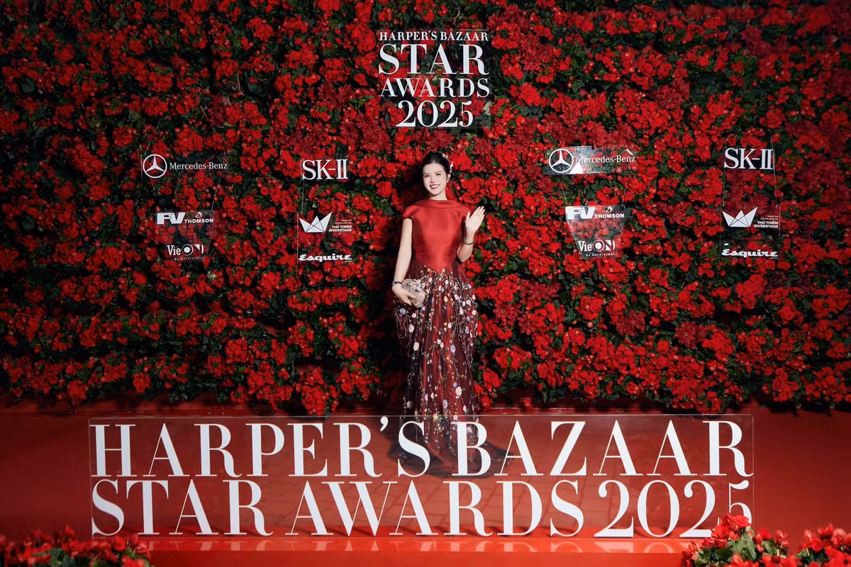 Trái ngược với vẻ nghiêm túc khi lên sóng, BTV Hải Vân ngoài đời sở hữu phong cách thời trang biến hóa đa dạng: lúc năng động trẻ trung, khi thanh lịch, lúc lại vô cùng quý phái. Cô được biết đến là tín đồ hàng hiệu, sở hữu bộ sưu tập túi xách và phụ kiện xa xỉ khiến nhiều người ngưỡng mộ.