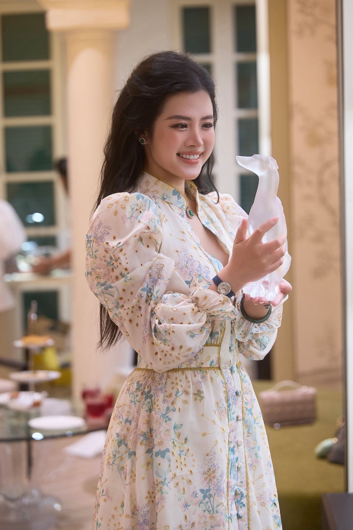 Trên trang cá nhân, nữ BTV thường xuyên chia sẻ những khoảnh khắc về cuộc sống sang chảnh: du lịch, nghỉ dưỡng tại những resort đẳng cấp trong và ngoài nước. Toàn bộ chi tiêu đều do chính cô chủ động về tài chính, nhờ công việc chính tại VTV cùng nguồn thu từ việc dẫn sự kiện, kinh doanh và quảng cáo thương hiệu.