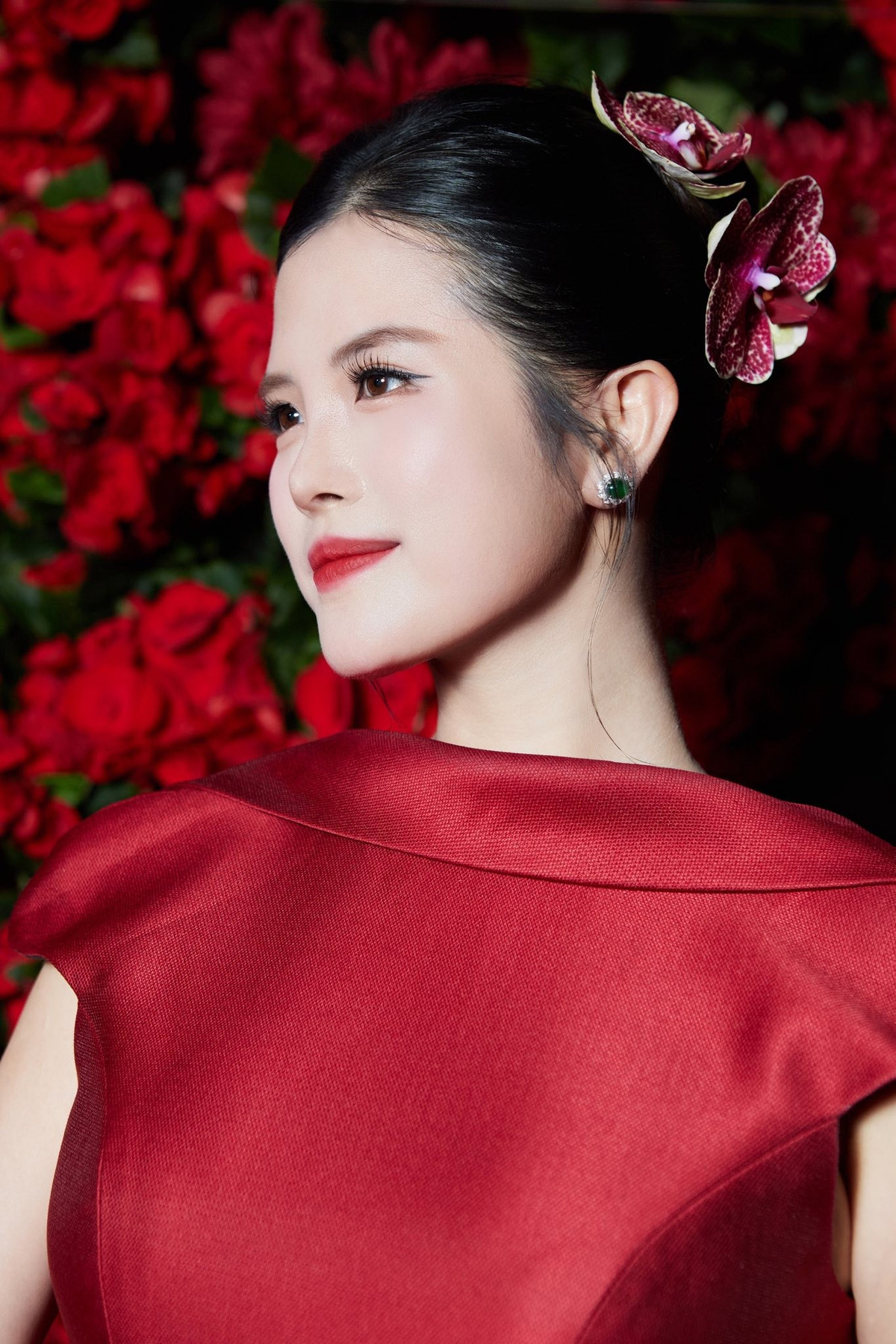 Trong loạt ảnh tại sự kiện, Hải Vân diện bộ váy đỏ sang trọng với phần thân trên tạo phom cứng cáp, tôn nét thanh lịch, chỉn chu; phần chân váy phủ họa tiết hoa mềm mại mang đến vẻ nữ tính, dịu dàng. Sự kết hợp này khiến tổng thể vừa cổ điển vừa hiện đại, nổi bật giữa thảm đỏ STAR AWARDS 2025.