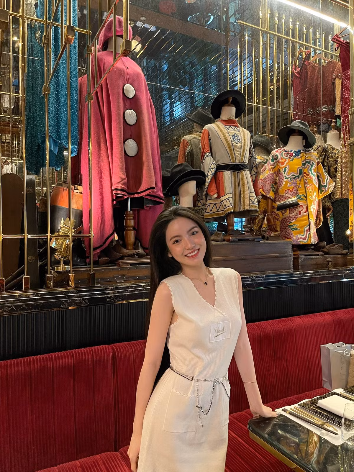 Sang Hàn Quốc mấy ngày trước, Chu Thanh Huyền tiếp tục đi gặp bác sĩ để xử lý hậu quả phẫu thuật thẩm mỹ và được siêu âm, định vị vị trí filler làm thủ thuật tiêm tan bằng chiếc kim tiêm được hot girl Sơn Tây mô tả "to gần bằng cái đầu đũa".