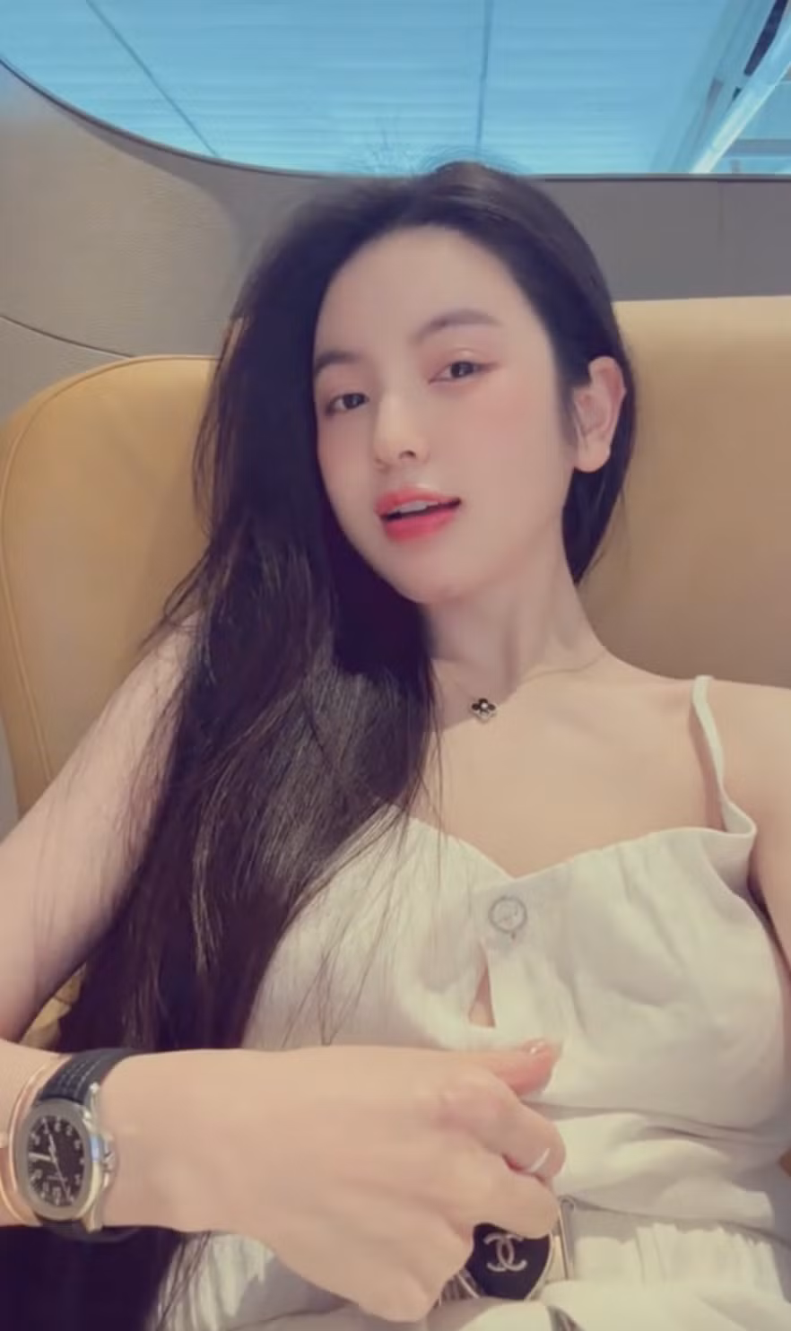 Qua "camera thường", phần cằm của bà xã Quang Hải lộ rõ dấu hiệu vừa can thiệp thẩm mỹ, khác biệt hoàn toàn so với những bức ảnh tự đăng tải trên mạng xã hội trước đó.