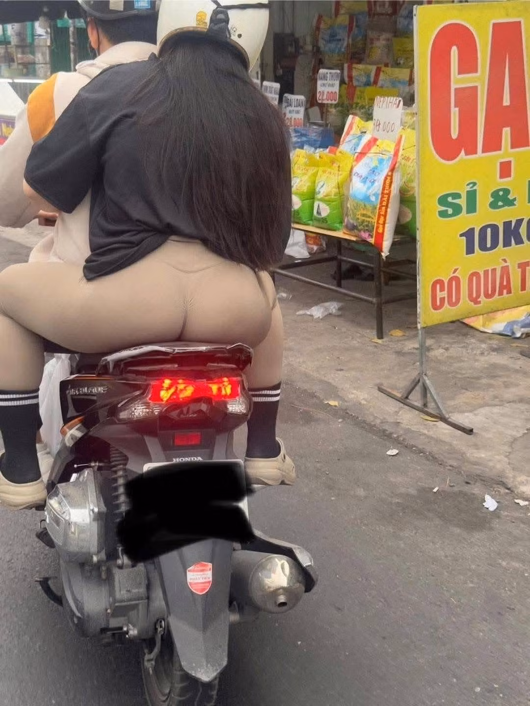 Theo truyền thống và văn hóa Á Đông, trang phục khi ra đường thường được cho là cần phải lịch sự, kín đáo và phù hợp với bối cảnh. Đồ tập gym, với chất liệu ôm sát, co giãn và thường để lộ đường nét cơ thể, bị nhiều người cho là không phù hợp với không gian công cộng, đặc biệt là những nơi cần sự trang trọng.