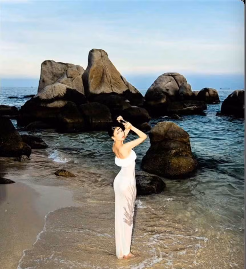 Đáng nói, những khung hình chưa qua chỉnh sửa vẫn cho thấy vóc dáng mảnh mai, làn da đều màu và thần thái tự tin của "nữ hoàng nội y".