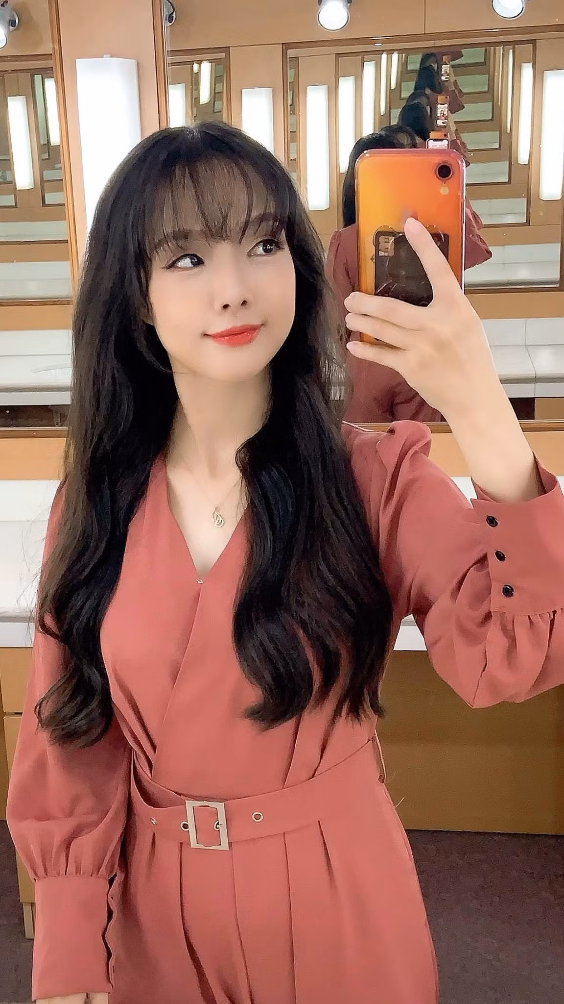 Ngoài ra mắt của MC Thu Hương cũng không chịu được ánh sáng, video được quay bằng ánh sáng tự nhiên, không phải ánh sáng đèn.