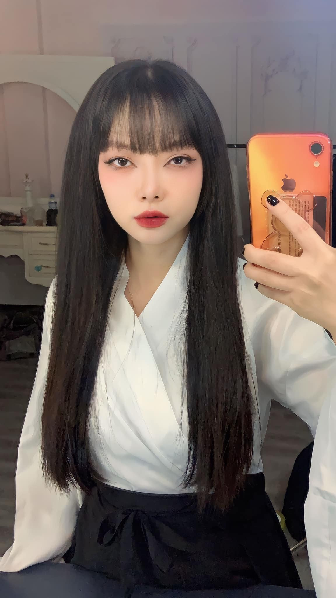 Trước đó, vào năm 2020, MC Thu Hương chia sẻ rằng cô bị đục thủy tinh thể bao sau, dẫn đến tình trạng mắt ngày càng mờ, không nhìn rõ. Bác sĩ khuyên cô nên phẫu thuật sớm, nếu không nguy cơ có thể bị mù. Sau đó, cô trải qua 4 lần phẫu thuật để chữa trị.