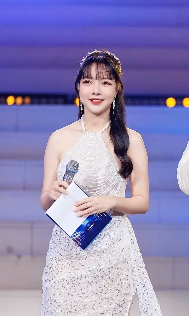 Theo chia sẻ của Thu Hương, bác sĩ chẩn đoán cô bị xước giác mạc, mắt phải mờ đục và không thể nhìn được: "Mỗi cử động của mắt đều khiến mình đau đớn. Bác sĩ nói mình bị xước giác mạc, dẫn đến mắt phải mờ hoàn toàn, không thể nhìn được. Mắt trái mấy ngày gần đây cũng khó khăn khi nhìn, có dấu hiệu mờ dần. Hiện tại, mình căng thẳng, đạt đến giới hạn về tinh thần" , cô chia sẻ.