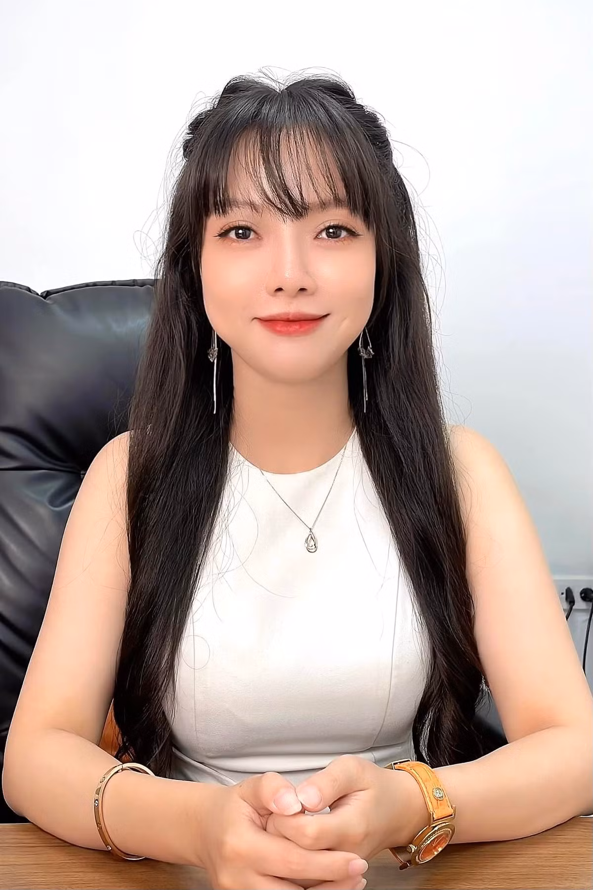 Từ 2 - 3 ngày nay, nữ MC VTV họ Tạ bắt đầu thấy căng, tức, buốt trong hốc mắt. Mỗi lần nhắm mở mắt, cơn đau lan tỏa khiến nữ MC đau đớn không thể chịu được.