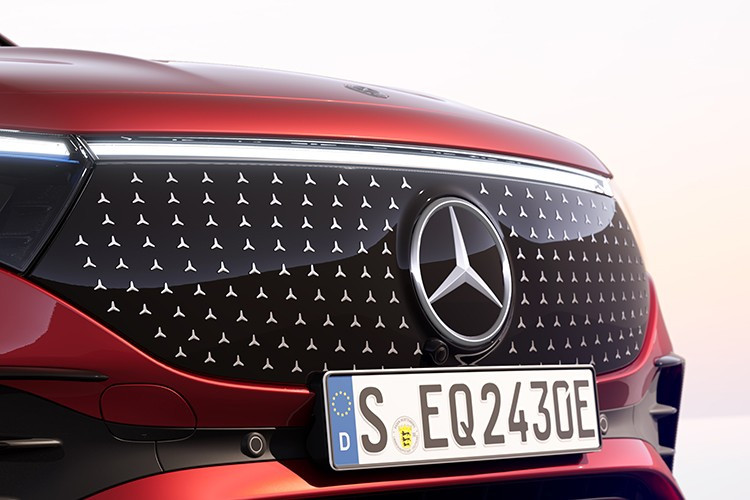 Xe được trang bị mâm thể thao AMG với nan 10 chấu, đèn pha LED High Performance với tính năng chiếu sáng thích ứng, kết hợp đèn hậu LED toàn phần. Đặc biệt, EQB 250+ FL còn được trang bị gương chiếu hậu chỉnh điện, gập điện với chức năng chống chói tự động, cùng camera lùi hỗ trợ đỗ xe.