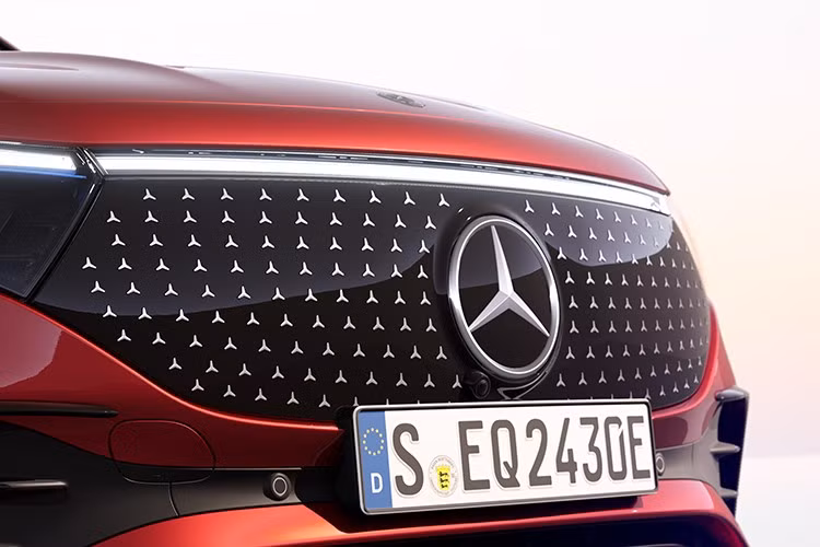 Xe được trang bị mâm thể thao AMG với nan 10 chấu, đèn pha LED High Performance với tính năng chiếu sáng thích ứng, kết hợp đèn hậu LED toàn phần. Đặc biệt, EQB 250+ FL còn được trang bị gương chiếu hậu chỉnh điện, gập điện với chức năng chống chói tự động, cùng camera lùi hỗ trợ đỗ xe.
