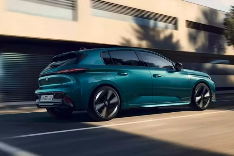 Đáng tiếc là khu vực đuôi xe không thay đổi nhiều, chỉ bỏ viền crôm trên cản sau. Cụm đèn hậu LED dạng móng vuốt nay đã có mặt trên mọi phiên bản. Trước đây, cụm đèn này chỉ dành cho bản GT.