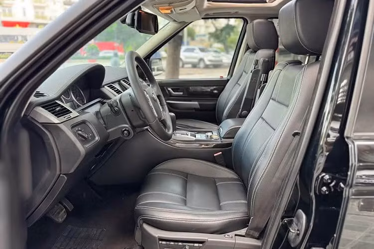 Sắm xe Range Rover HSE đã qua sử dụng sẽ tiết kiệm một khoản tiền lớn so với mua mới. Các dòng xe cao cấp nói chung và xe Range Rover nói riêng thường mất giá nhanh ngay trong những năm đầu sử dụng. Điều này đồng nghĩa, bạn có cơ hội mua được một chiếc xe sang, cao cấp, nhiều tính năng hiện đại với số tiền ngang xe bình dân. Chẳng hạn như chiếc xe là "nhân vật chính" trong bài đang được chào bán với giá ngang "xe cỏ".