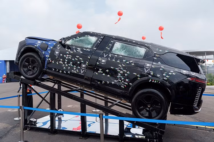 So với bản tiêu chuẩn, Vinfast Lạc Hồng 900 LX chống đạn có trọng lượng lên tới 5.049 kg, nặng hơn đáng kể so với mức 3.035 kg của bản Tiêu chuẩn.