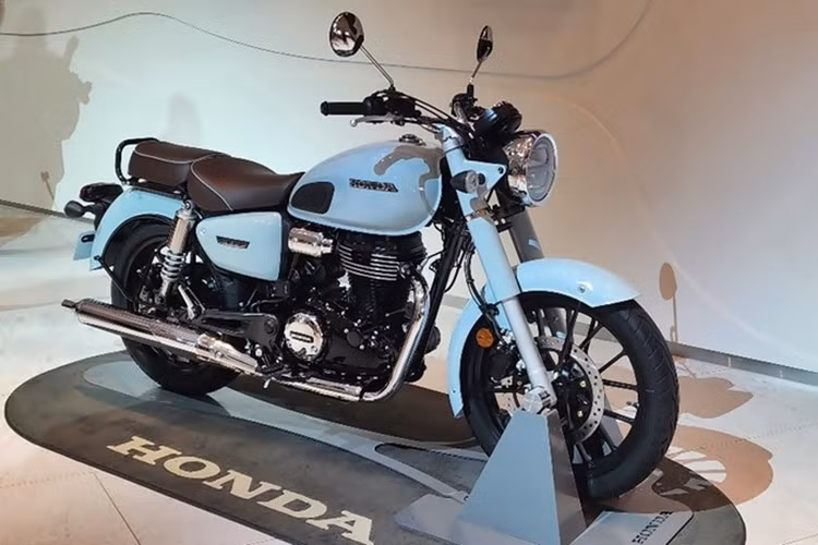 Honda Nhật Bản vừa chính thức ra mắt mẫu xế nổ cổ điển Honda GB350C 2025 với tông màu mới mang phong cách hoài cổ, tạo nên vẻ ngoài mạnh mẽ, đầy cá tính.