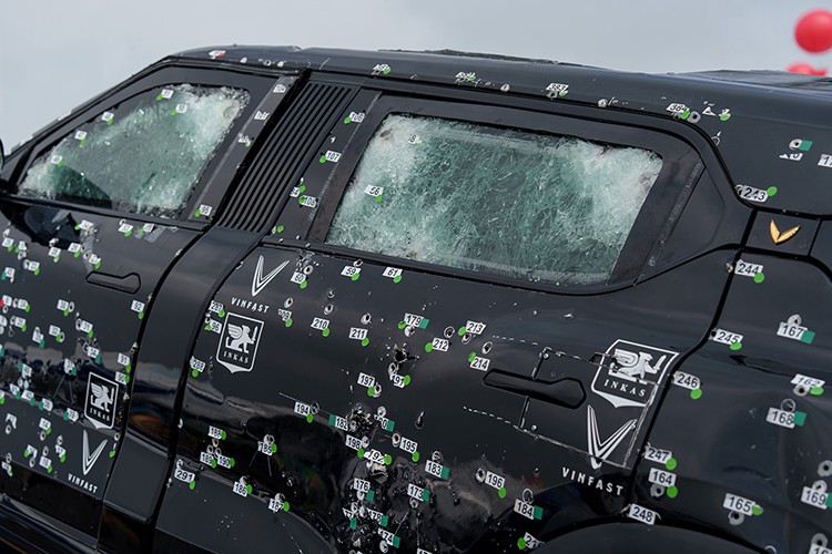 Xe được tăng công suất từ 402 lên 455 mã lực, song hiệu năng giảm nhẹ khi tăng tốc 0–100 km/h mất 9,8 giây và tốc độ tối đa dừng ở 150 km/h. Bộ pin 123 kWh vẫn được giữ nguyên nhưng phạm vi hoạt động giảm còn khoảng 450 km cho mỗi lần sạc đầy.