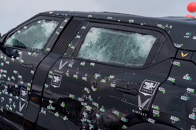 Xe được tăng công suất từ 402 lên 455 mã lực, song hiệu năng giảm nhẹ khi tăng tốc 0–100 km/h mất 9,8 giây và tốc độ tối đa dừng ở 150 km/h. Bộ pin 123 kWh vẫn được giữ nguyên nhưng phạm vi hoạt động giảm còn khoảng 450 km cho mỗi lần sạc đầy.