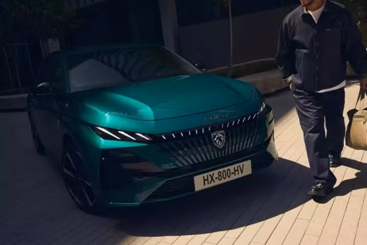 Thời gian sạc pin từ 20% lên 80% bằng sạc nhanh DC 100 kW là 32 phút. Xe cũng hỗ trợ tính năng V2L cho phép biến Peugeot E-308 2026 thành cục sạc di động. Peugeot 308 nâng cấp sẽ được bán ra tại châu Âu và Anh từ mùa thu năm nay với giá bán công bố sau. Đối thủ của xe gồm Volkswagen Golf, Toyota Corolla và Honda Civic.