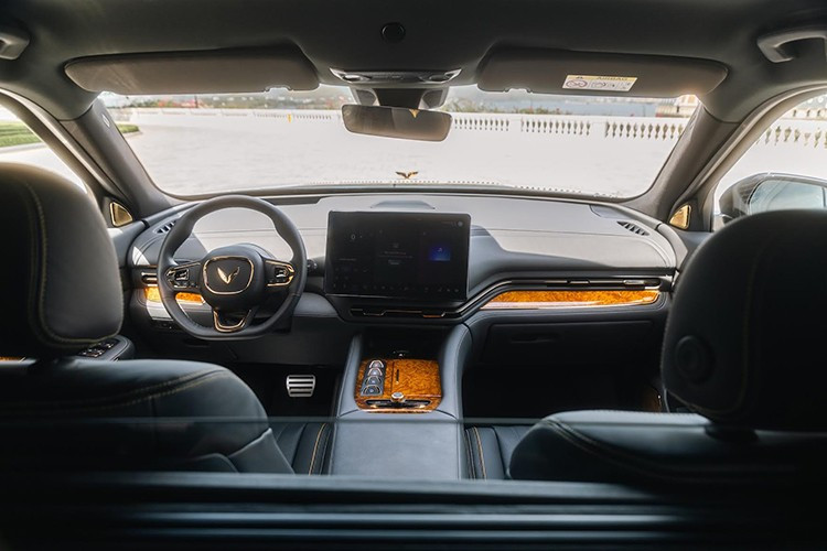 Nội thất được ốp, bọc và mạ bởi các loại vật liệu đặc biệt cao cấp như gỗ quý Golden Nanmu, da Nappa và vàng thật. Toàn bộ chi tiết mạ vàng trong và ngoài xe đều được làm hoàn toàn thủ công, với sự tài khéo, tinh tế và tỉ mỉ đến từng chi tiết.