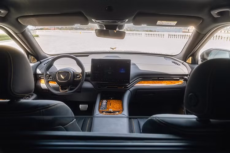 Nội thất được ốp, bọc và mạ bởi các loại vật liệu đặc biệt cao cấp như gỗ quý Golden Nanmu, da Nappa và vàng thật. Toàn bộ chi tiết mạ vàng trong và ngoài xe đều được làm hoàn toàn thủ công, với sự tài khéo, tinh tế và tỉ mỉ đến từng chi tiết.