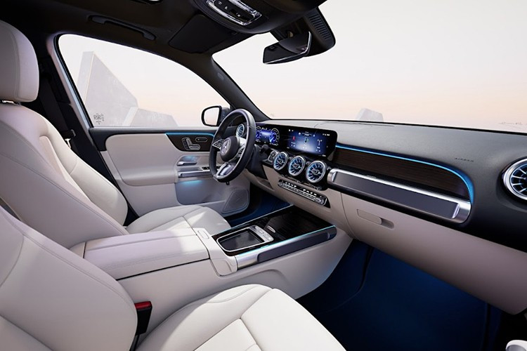 Nhờ cải thiện khí động học và sử dụng lốp cản lăn thấp, EQB 250+ FL đạt quãng đường di chuyển 468 – 537 km theo tiêu chuẩn WLTP. Xe vận hành mượt mà với nhiều công nghệ hỗ trợ lái hiện đại, bao gồm hệ thống hỗ trợ phanh phòng ngừa va chạm (Active Brake Assist) và cảnh báo điểm mù. Đây là những nâng cấp quan trọng giúp cải thiện tính an toàn so với phiên bản trước.